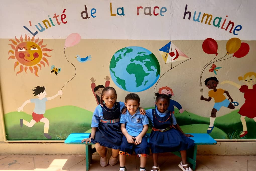 Élèves accueillants à l'entrée de l'école